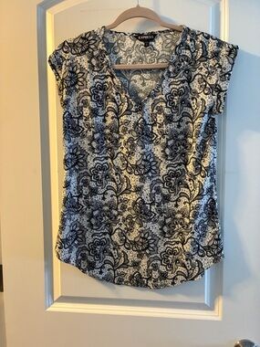 Express Black & White Floral V-Neck Cap Sleeve Blouse